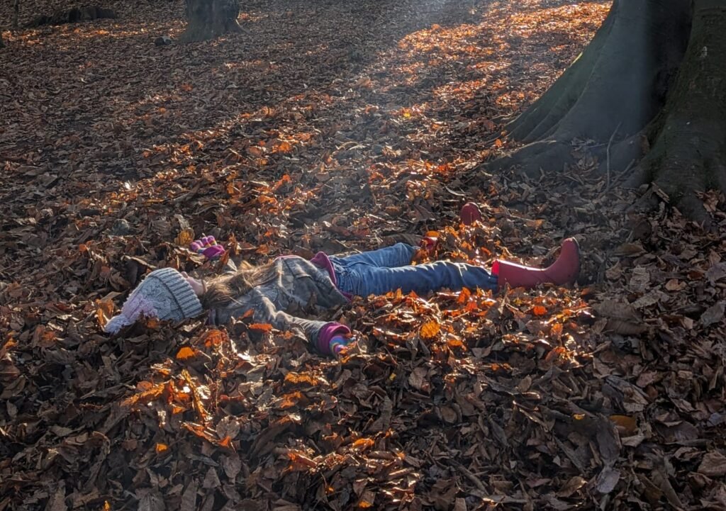 Child having a forest bath and connecting with the outdoor environment in autunm - Enfant prenant un bain de forêt et se connectant à l'environnement extérieur en automne - Ein Kind, das im Herbst ein Waldbad nimmt und sich mit der Natur verbindet
