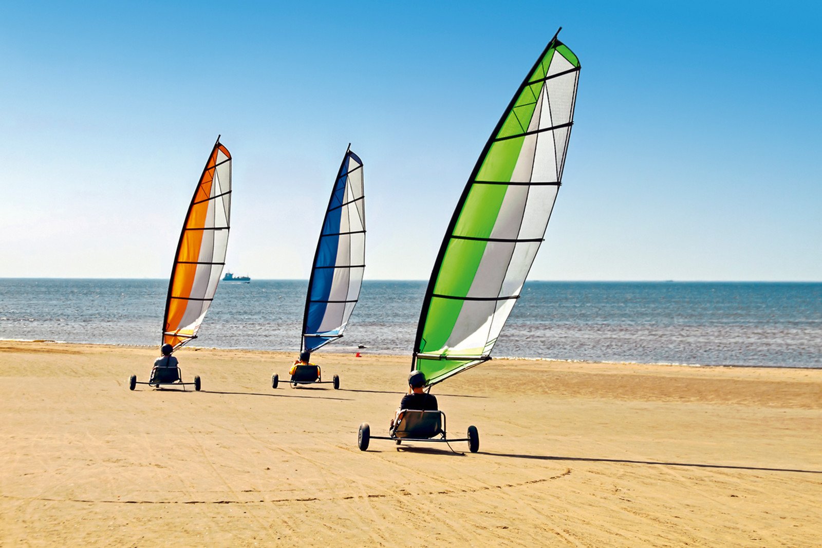 Sand Yacht on the beach on a sunny summer day - Char ร voiles sur la plage par une journรฉe d'รฉtรฉ ensoleillรฉe - Sandyacht am Strand an einem sonnigen Sommertag