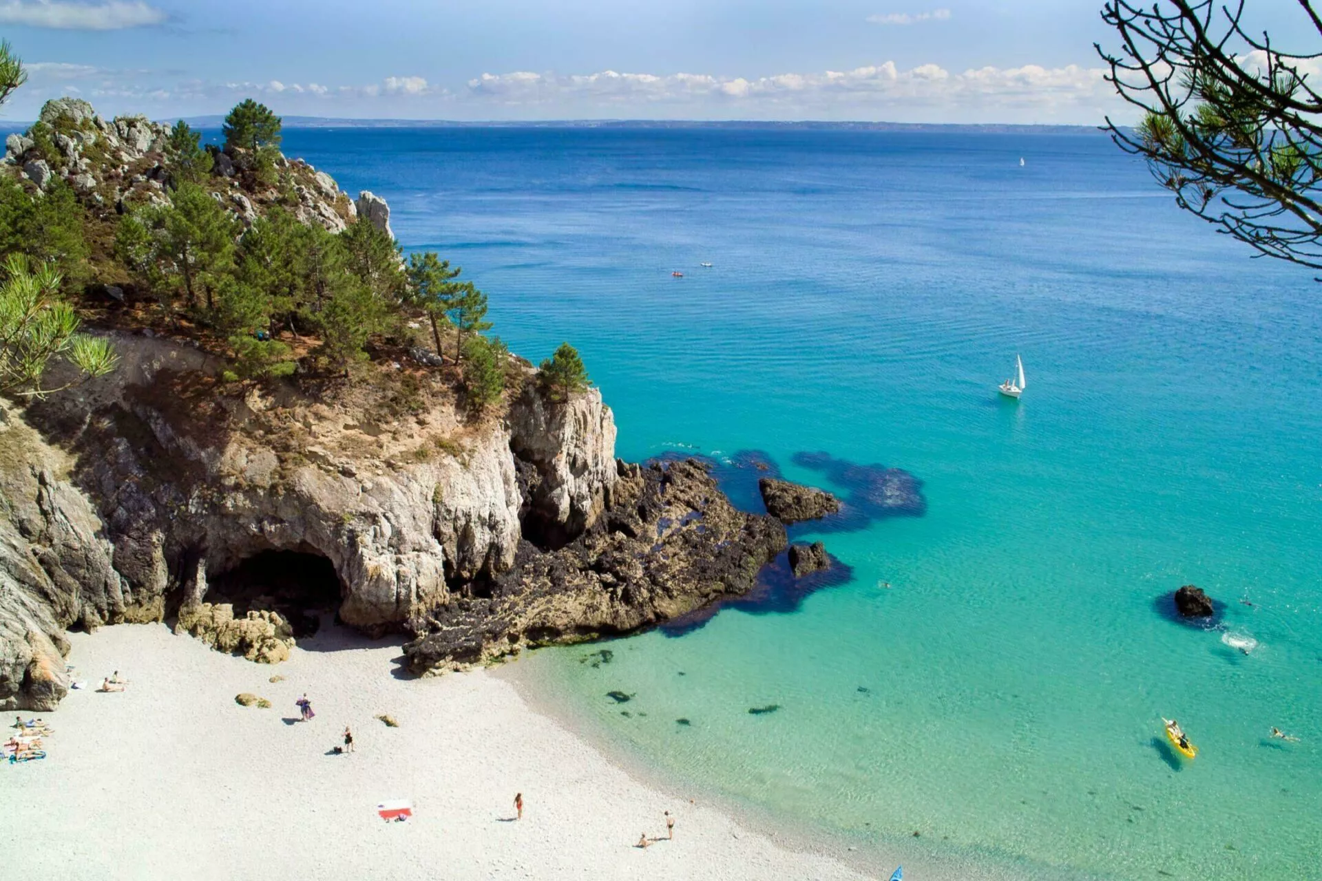 Go beyond the 15 best things to do in Crozon, book a kayak guided tour !